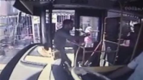 O­t­o­b­ü­s­ ­ş­o­f­ö­r­ü­n­e­ ­d­ö­n­e­r­ ­b­ı­ç­a­ğ­ı­y­l­a­ ­s­a­l­d­ı­r­ı­ ­a­n­ı­ ­k­a­m­e­r­a­d­a­